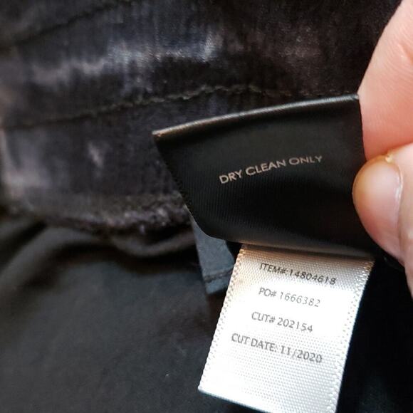 Torrid 1 1X 3.5 Inch Pull-On Gauze Mid-Rise Short - Picture 4 of 8